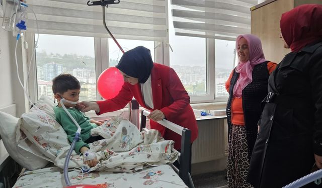 Hastane Odalarında 23 Nisan Coşkusu: Minik Yürekler Bayramla Güldü