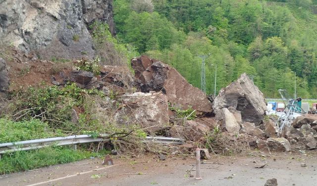 Arhavi-Hopa-Sarp Devlet Yolu heyelan nedeniyle ulaşıma kapandı