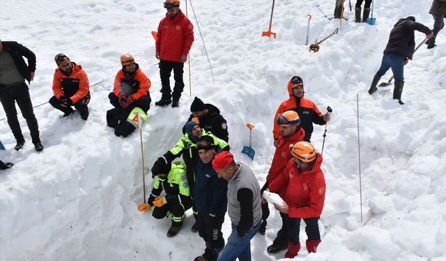 Artvin'de çığ altında kalan çobanı arama çalışmalarına devam edildi