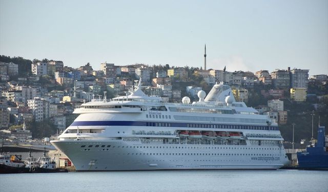 'Astoria Grande' kruvaziyeri 808 yolcusuyla Samsun'a geldi