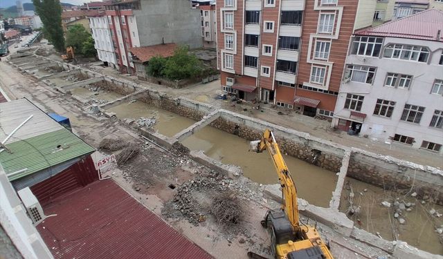 Dere üzerinde bulunan iş yerlerinin yıkımı bir bina haricinde tamamlandı