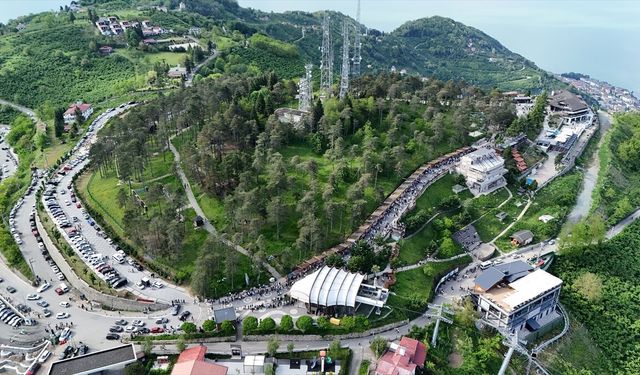 Kuş bakışı izleme imkanı sunan Boztepe'de bayram hareketliliği yaşanıyor