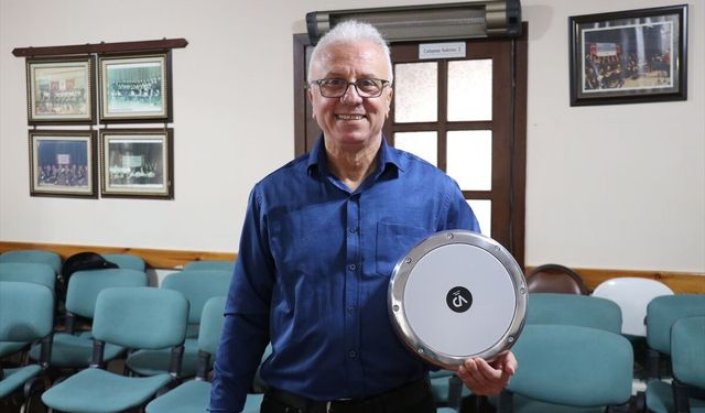 Ritim grubu üyeleri darbuka çalarak stres atıp sosyalleşiyor