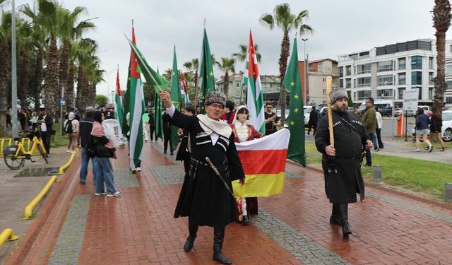 Samsun'da Çerkes Soykırımı ve Sürgünü'nün 162'nci yılında denize karanfil bırakıldı