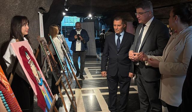 Samsun'da 'Okulum Sahnede' projesiyle öğrenciler resim sergisi açtı