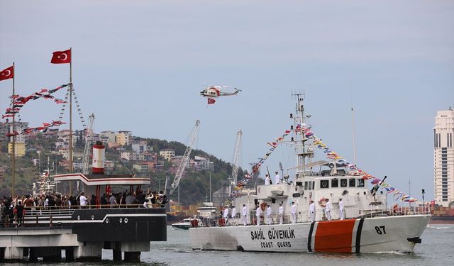 Samsun'da Türk bayrakları ve Atatürk posterleriyle süslenen gemiler geçiş töreni yaptı