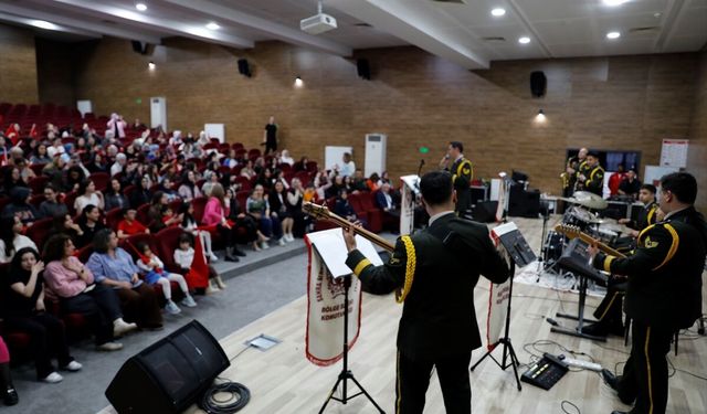 Samsun'da yurtta kalan kız öğrencilere askeri bando konser verdi