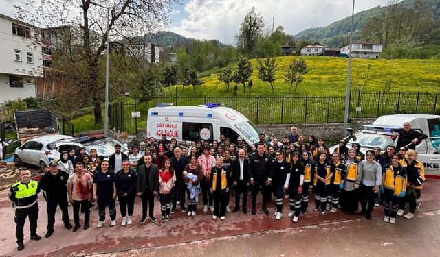 Trabzon'da üniversite öğrencileri afet eğitimi tatbikatı yaptı