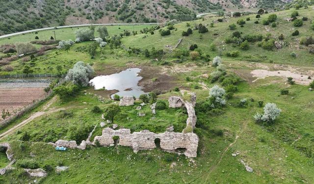 8 asırlık kervansaray zamana direniyor