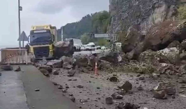Artvin'de Sarp Sınır Kapısı yolunda heyelan