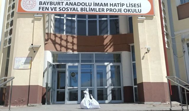 Bayburt Anadolu İHL öğrencileri 55 kilogram atık pil topladı