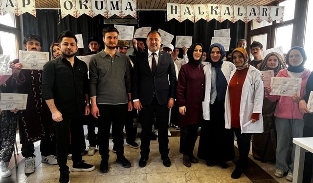 Bayburt Lisesi öğrencileri kitapları sahneye taşıdı