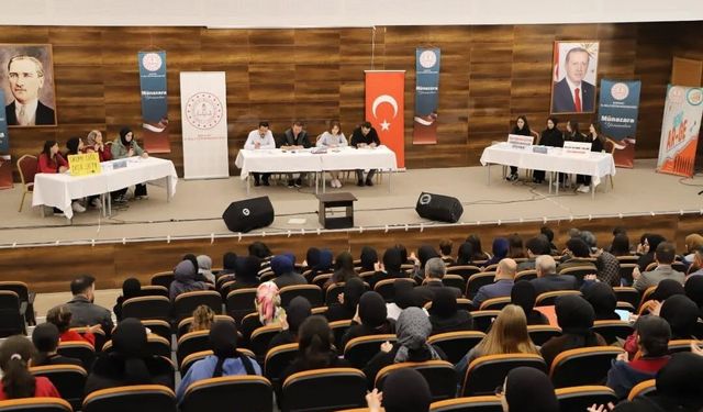 Bayburt'ta liseler arası münazara heyecanı