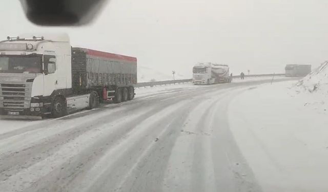 Kop Geçidi'nde kar ve tipi ulaşımı zorlaştırdı