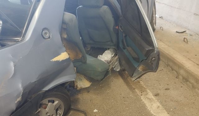 Tünelde duvara çarpan Tofaş hurdaya döndü: 3 yaralı