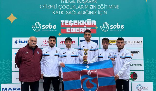 Yarı maraton finalinde büyük başarıya imza atan Trabzonsporlu atletler kürsüde yer aldı