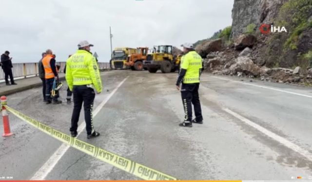 Heyelan nedeniyle ulaşıma kapanan Arhavi-Hopa-Sarp karayolu tek şeritten ulaşıma açıldı