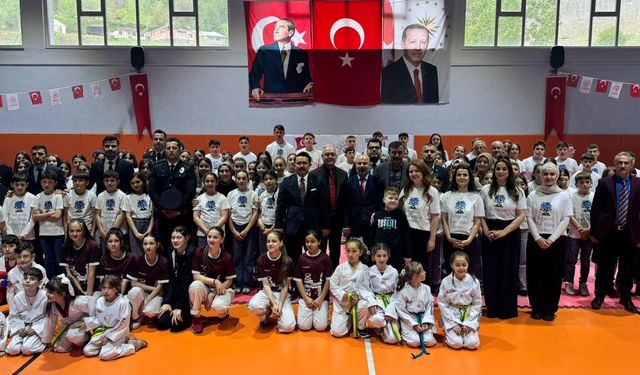 Tonya Mavi Yıldız Çiçekleri Korosu Konseriyle İzleyenleri Büyüledi