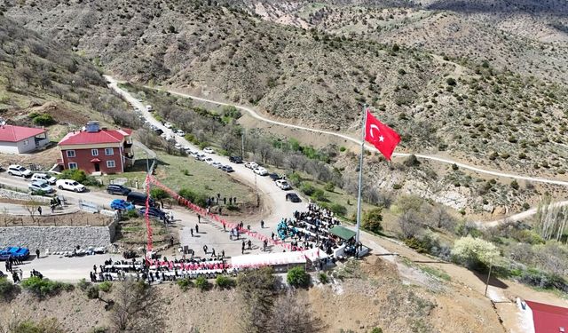 Taşdemir Köyü’nde Kelkit Vadisi’nin En Büyük Türk Bayrağı Gururla Yükseldi