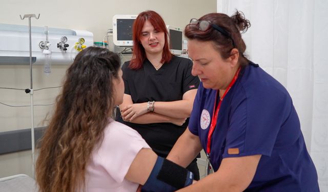 Acil servis hekimi, hemşire annesiyle birlikte omuz omuza hayat kurtarıyor