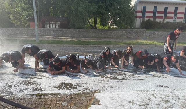 Artvin'de itfaiyeci adayı öğrenciler mezuniyet sevincini tazyikli suyla ıslanarak yaşadı