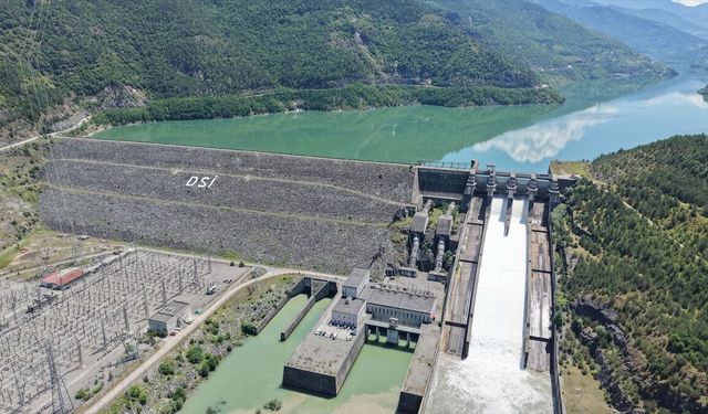 Artvin'de su seviyesi yükselen barajlarda kontrollü su tahliyesi yapılıyor