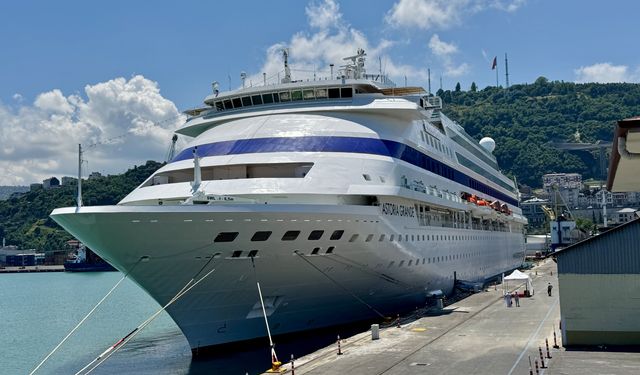 'Astoria Grande' kruvaziyeri Trabzon Limanı'na demirledi