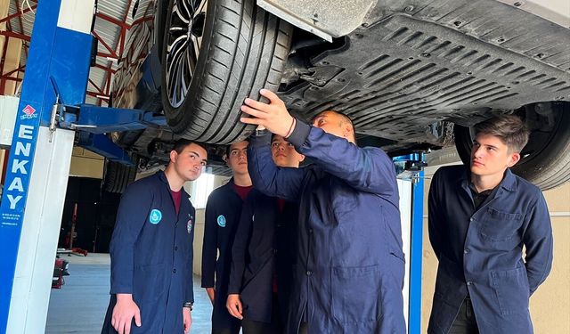 Ordu'da meslek lisesi öğrencileri TOGG üzerinde eğitim alıyor