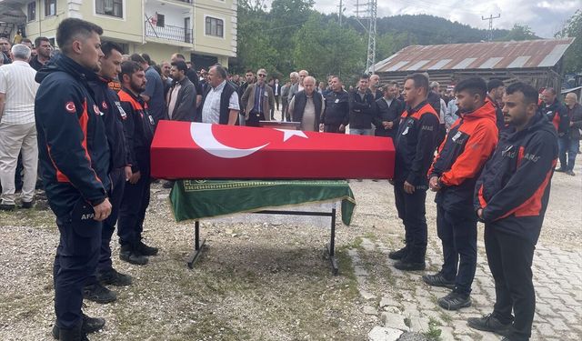 Rize'de kurtarma çalışmasında ölen AFAD görevlisi Bolu'da defnedildi