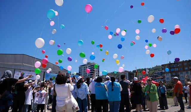 Rize'de lösemiyi yenen 9 yaşındaki çocuk için gökyüzüne balon bırakıldı