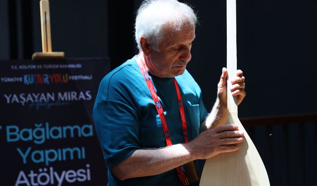 Emekli öğretmen bağlama yapımını geleceğe taşıyor