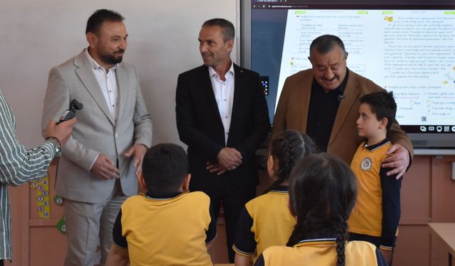 Sınıf başkanı seçilen öğrencinin vaadiyle Kelkit Belediye Başkanı Ünal Yılmaz okula geldi