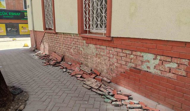 Eskişehir'de cami duvarının dekoratif tuğlaları deforme olup kaldırıma döküldü
