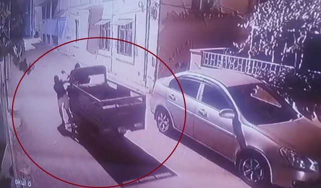 Esnafın motosikletini çalan hırsızlar kamerada