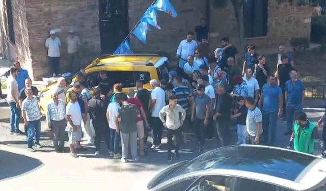 Genç avukat taksinin altında kaldı, çok sayıda kişi çıkarmak için seferber oldu