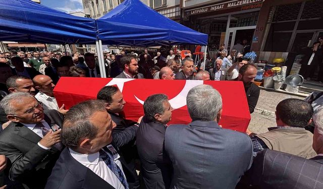 Kalp krizine yenik düşen Vali Yardımcısı Şenol Esmer memleketi Trabzon'da toprağa verildi