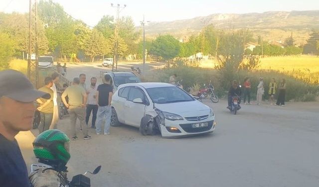 Otomobil elektrik direğine çarptı: 5 yaralı