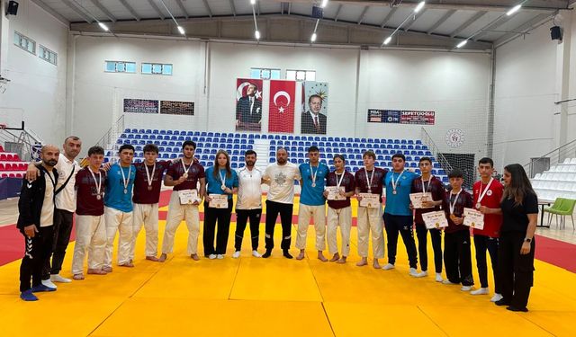 Düzköy Belediyesi Sporcuları Türkiye Gençler Kuraş Şampiyonası’nda 10 Madalya Kazandı