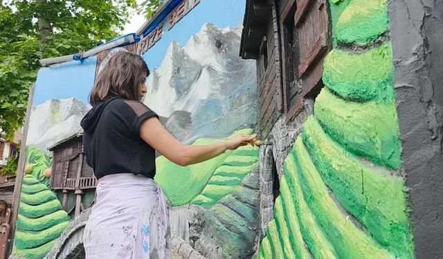 Rize’nin Pazar İlçesinde Duvarlar Gamze Şehitoğlu’nun Fırçasıyla Renkleniyor