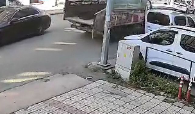 Samsun'da kamyonetin kasa kapağının direğe çarpması güvenlik kamerasında