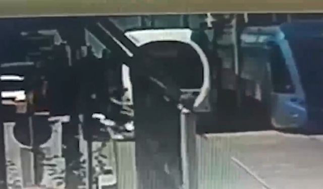 Samsun'da tramvay ile motosikletin çarpıştığı kaza güvenlik kamerasında