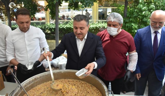 Gümüşhane'de aşure ikram edildi