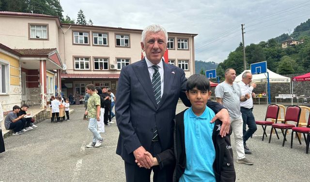 Başkan Sarıalioğlu Cumapazarı’nda Öğrencilerin Yıl Sonu Heyecanına Ortak Oldu