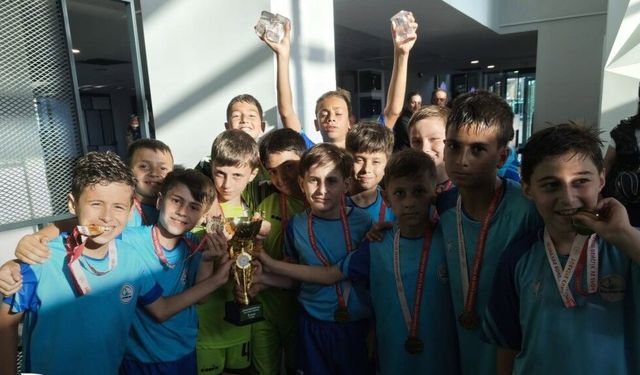 Çaykur Rizespor’un U10 Futbol Turnuvasında Şampiyon Rize İl Özel İdarespor Oldu