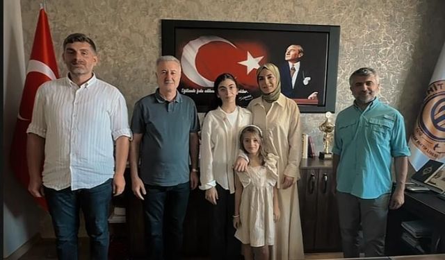 LGS'de Yüzde 0,13'lük Başarı Elde Eden Berra Şişman Çeyrek Altınla Ödüllendirildi
