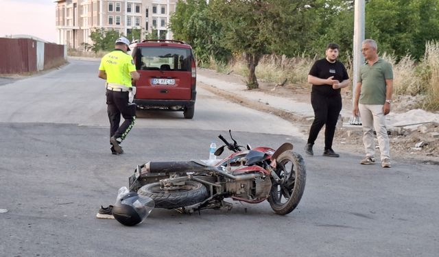 Samsun'da hafif ticari araçla çarpışan motosikletteki 2 kişi yaralandı