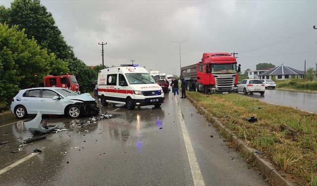 Samsun'da iki otomobilin çarpıştığı kazada 2'si ağır 4 kişi yaralandı