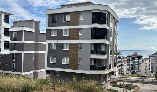 Samsun'da inşaat kazısı sırasında duvarlarında çatlak ve çökme oluşan 5 katlı bina tahliye edildi