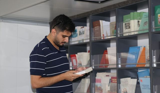 Türk Tarih Kurumunun 'mobil kitap satış mağazası' Rize'ye geldi