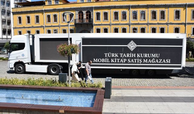 Türk Tarih Kurumunun 'mobil kitap satış mağazası' Trabzon'a geldi
